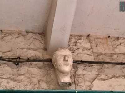 In strada Quercia n.10, sempre a Bari vecchia, si trova la statua detta �Cape du Turchie�. Secondo la leggenda rappresenterebbe la testa mozzata dell�emiro Mufarrag 